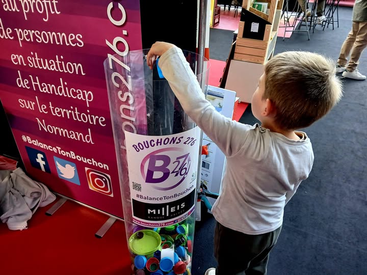Bac rempli de bouchons en plastique