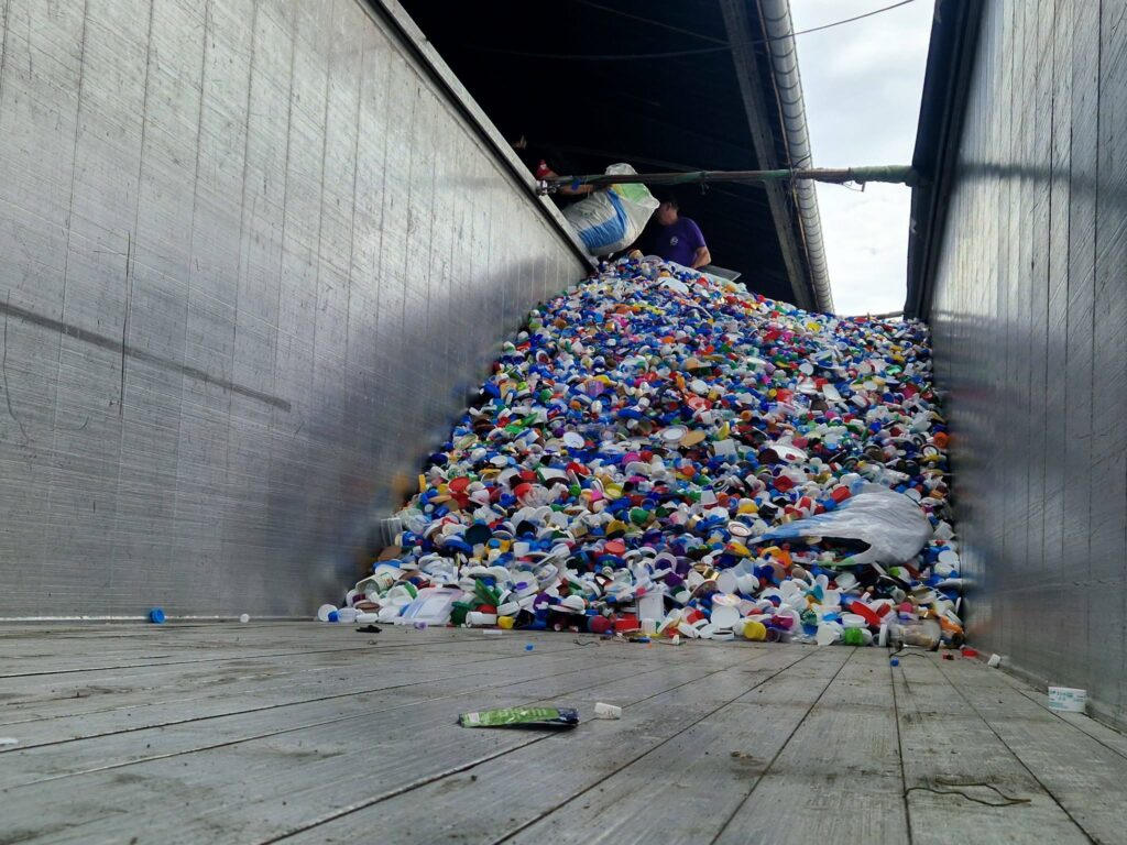 Camion chargé de bouchons en route vers le recycleur