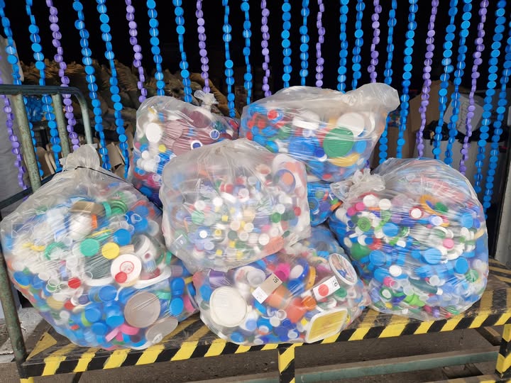 Livraison de sacs de bouchons par un point de collecte
