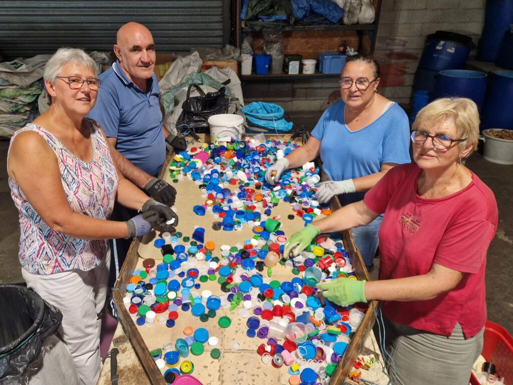 Bénévoles triant les bouchons au dépôt